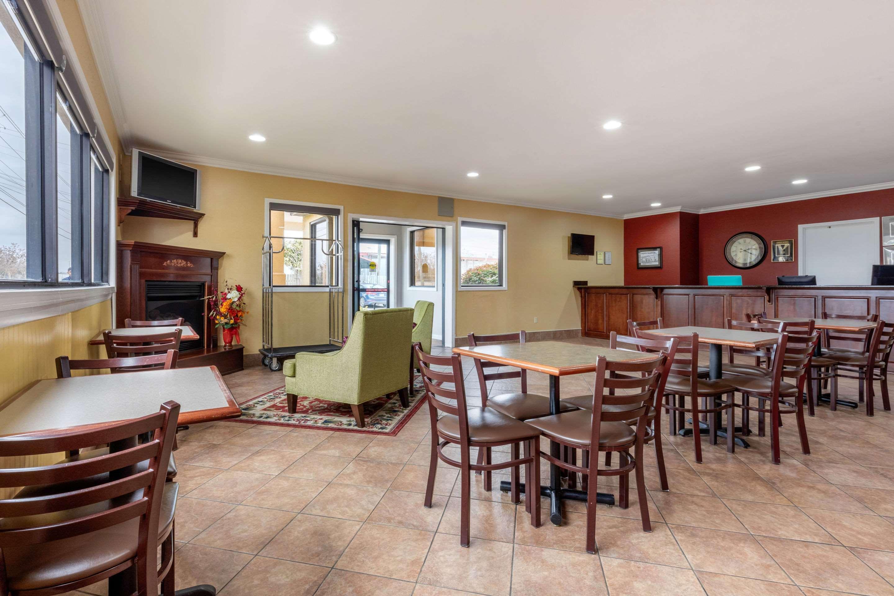 Quality Inn & Suites Demopolis Ngoại thất bức ảnh